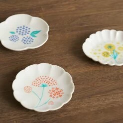 HAREKUTANI Porcelain Flower Small Plate Set (3 Plates) -Global Kitchen Japan Shop HAREKUTANIPorcelainFlowerSmallPlateSet 3Plates 2